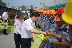 市委副書記、市長錢三雄等一行慰問奮戰(zhàn)在高溫一線建設(shè)工人